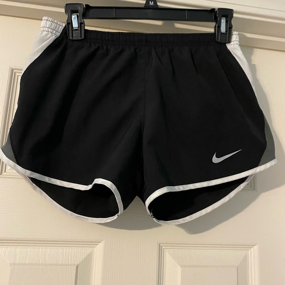 Nike Black and White Athletic Shorts Lightweight Sporty Design - Picture 1 of 3